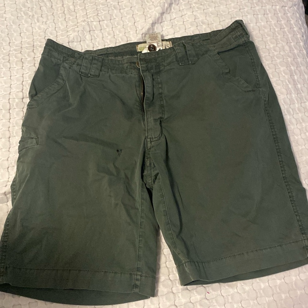 Men’s olive green cargo shorts